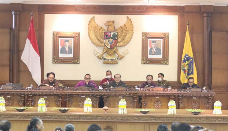 Wagub Cok Ace sampaikan jawaban eksekutif terhadap pandangan umum fraksi -fraksi DPRD Bali di sidang paripurna DPRD Bali, Senin (4/7) siang. 