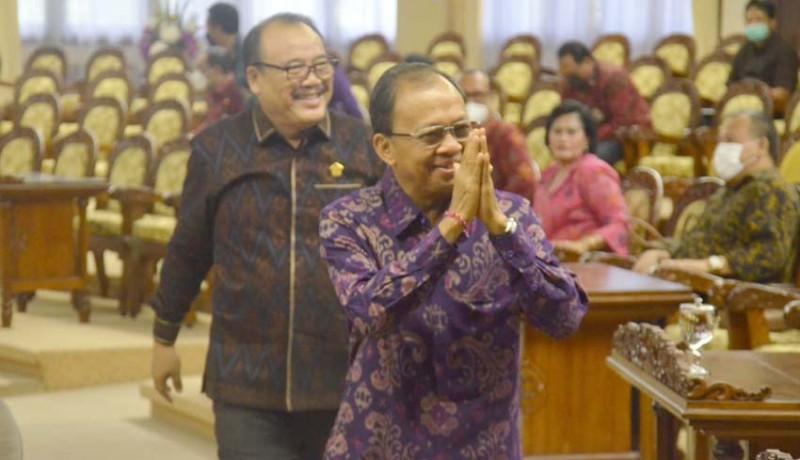 Gubernur Bali Wayan Koster didampingi wakil Ketua DPRD Bali, Sugawa Kori memasuki ruangan sidang. 