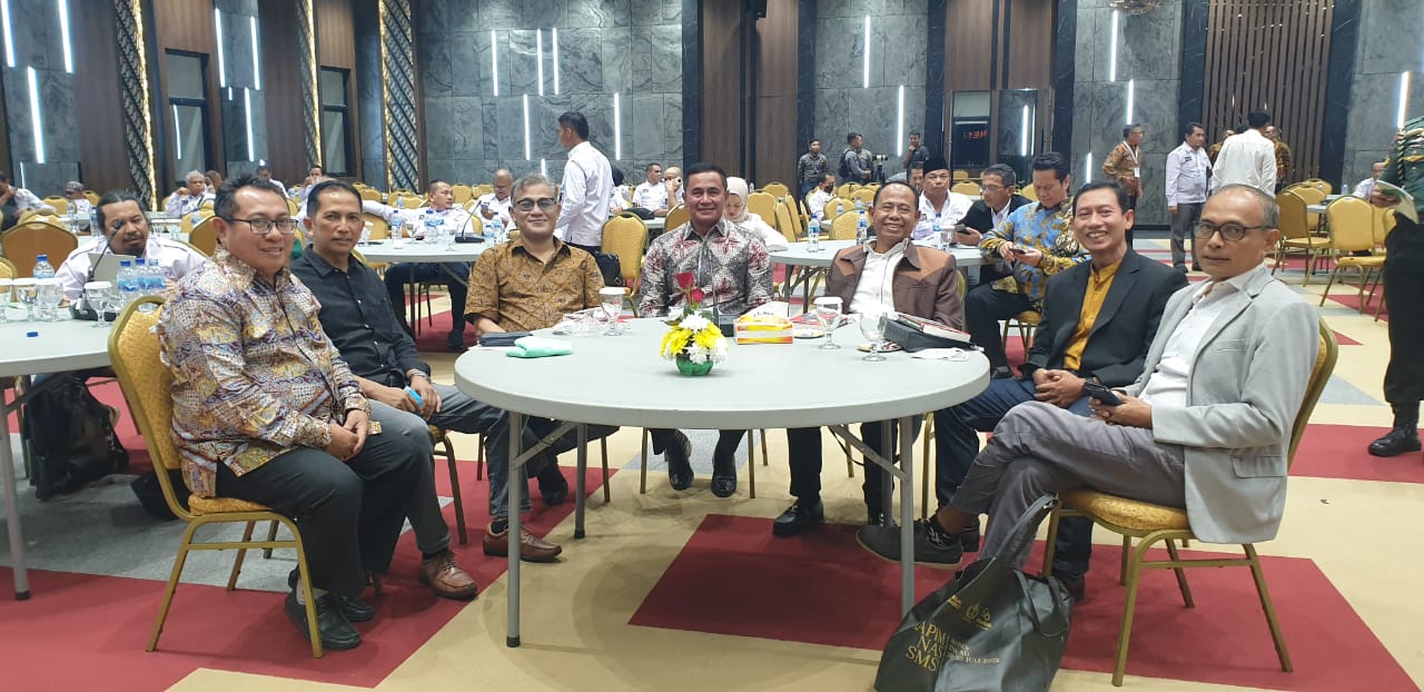 Sejumlah pengurus Pusat SMSI bersama Budiman Sujatmiko menghadiri bedah buku Jenderal Dudung Abdurachman 