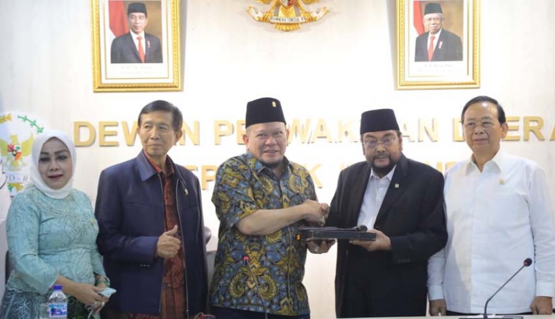 Anggota DPD RI Made Mangku Pastika (2 kiri) saat pemilihan pimpinan Badan Kehormatan (BK) DPD RI, Jumat (19/8). .-(FOTO/IST)