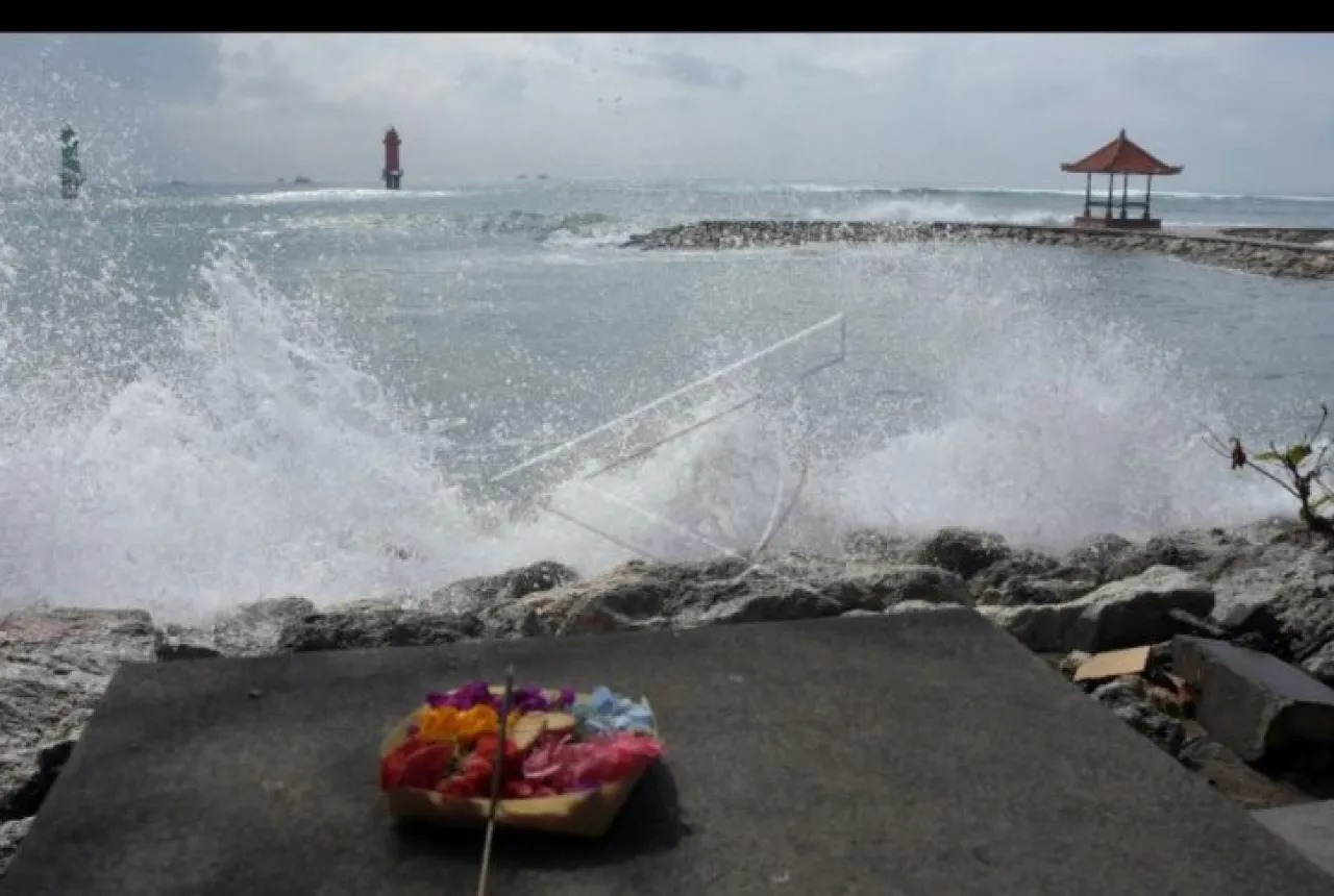 lustrasi gelombang tinggi di Sanur (FOTO/Ilustrasi)