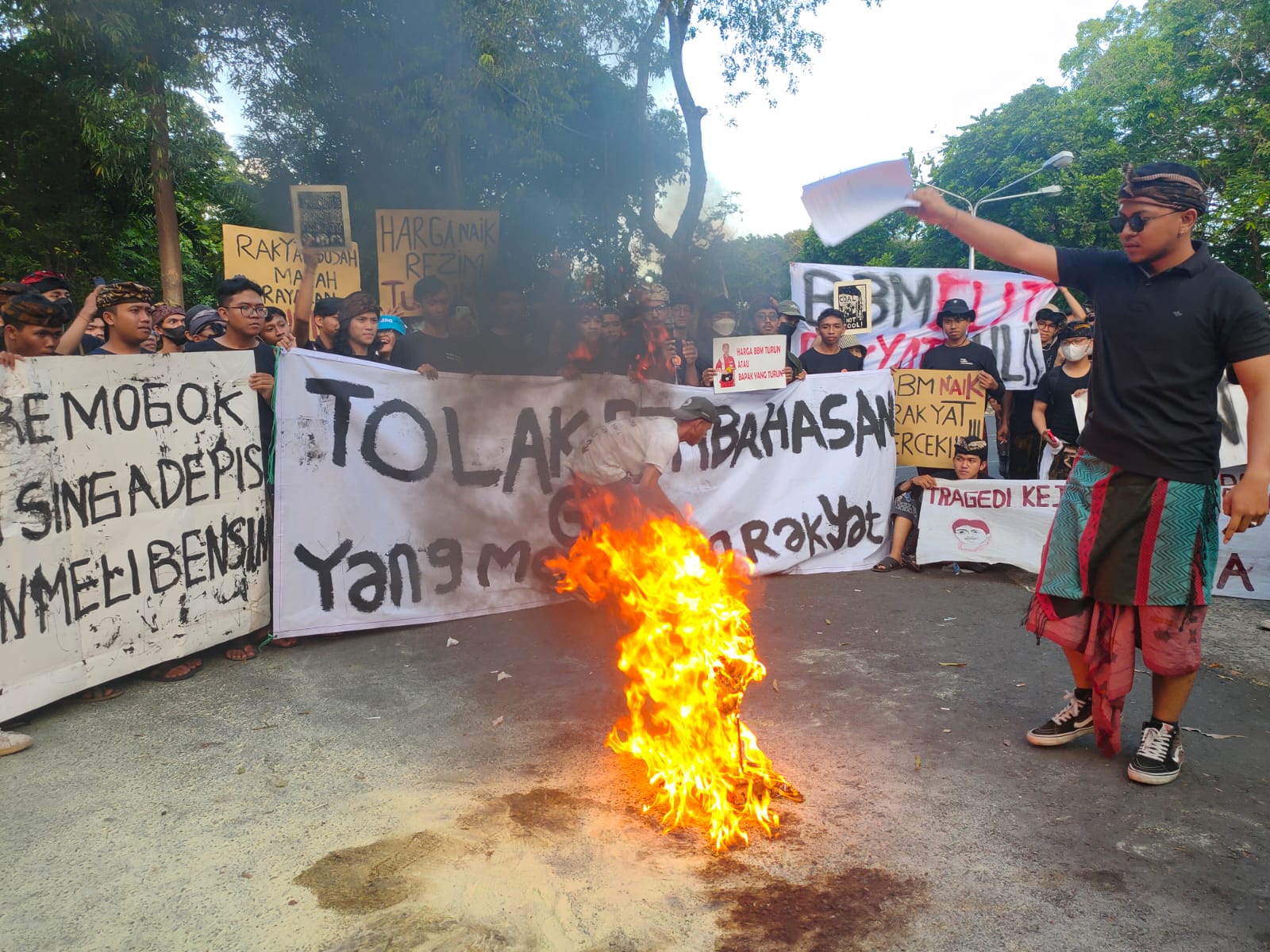 Pembakaran ogoh-ogoh kecil dan pembakaran point-point tuntutan yang dilakukan Korlap Anggie Rumahorbo dalam aksi Aliansi Bali Jengah, senin(26/9/22). 