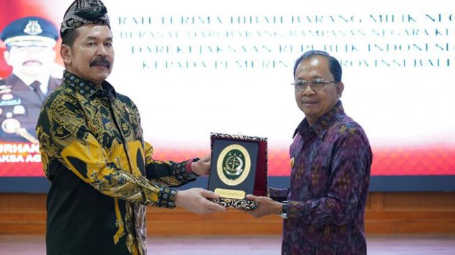 Jaksa Agung ST Burhanuddin menyampaikan acara hibah Barang Milik Negara yang berasal dari barang rampasan negara yang akan digunakan untuk kepentingan pemerintah Provinsi Gubernur Bali.