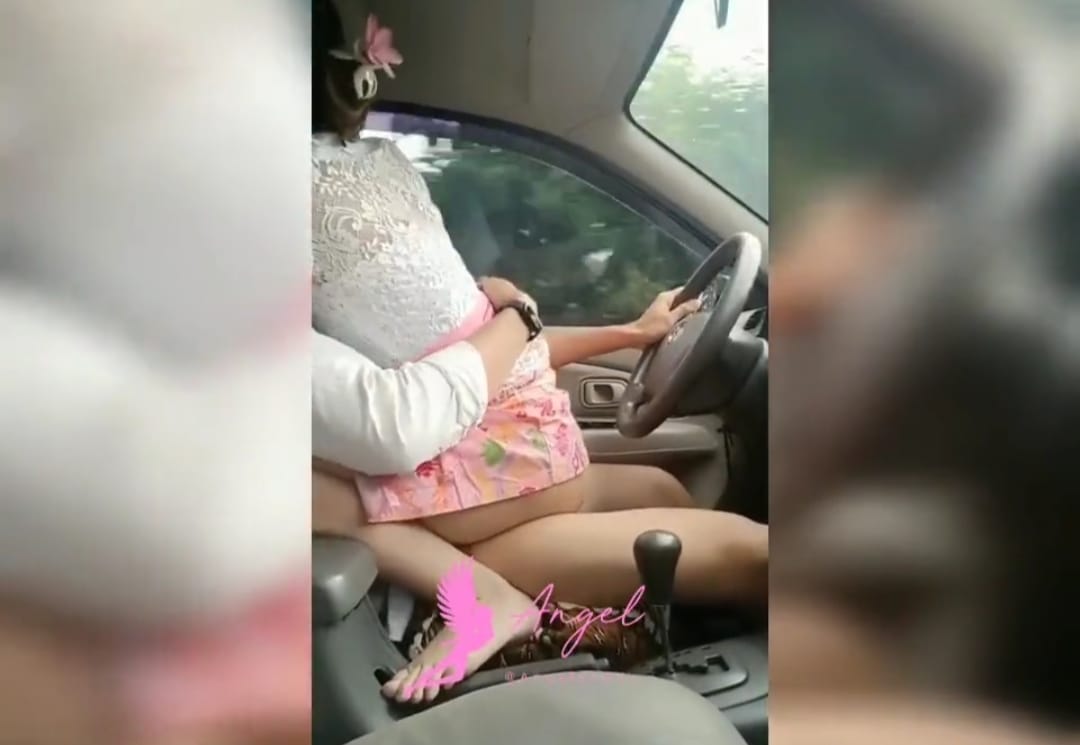 Screenshoot video sepasang remaja berpakaian adat Bali bersenggama di dalam mobil yang sedang melaju pelan.