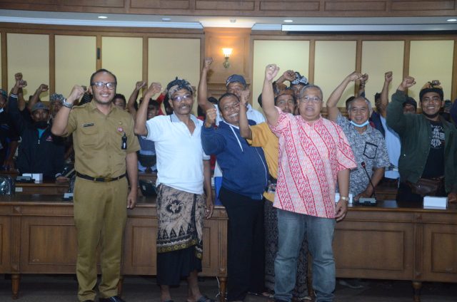 Perwakilan Komunitas Petani Badung mengadu ke DPRD Badung karena dipersulit membeli solar bersubsidi. Para petani diterima Ketua DPRD Badung Putu Parwata Senin 26 September 2022. (FOTO/Hms)
