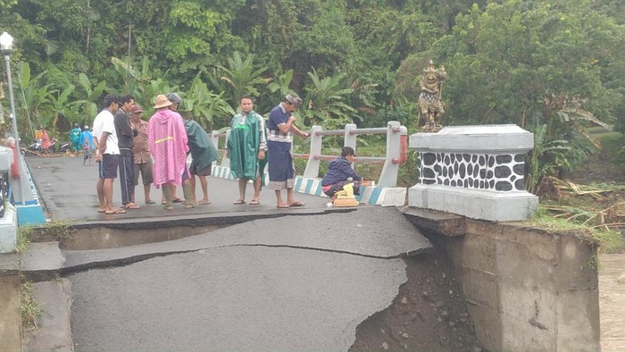 Jembatan di Desa PENJARINGAN Kabupaten Tabanan Bali putus akibat banjir. 