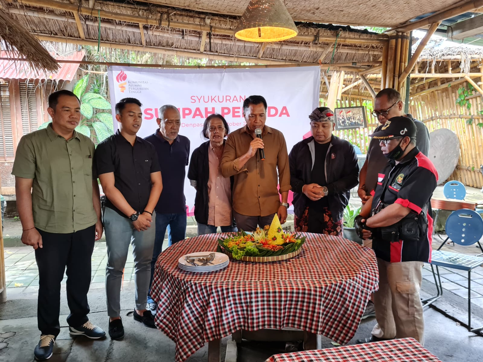 Komunitas Alumni Perguruan Tinggi (KAPT) Bali potong tumpeng dan doa bersama, dipandu alumni Universitas Warmadewa (Unwar) Denpasar, Kadek Windu Darma Jaya. 