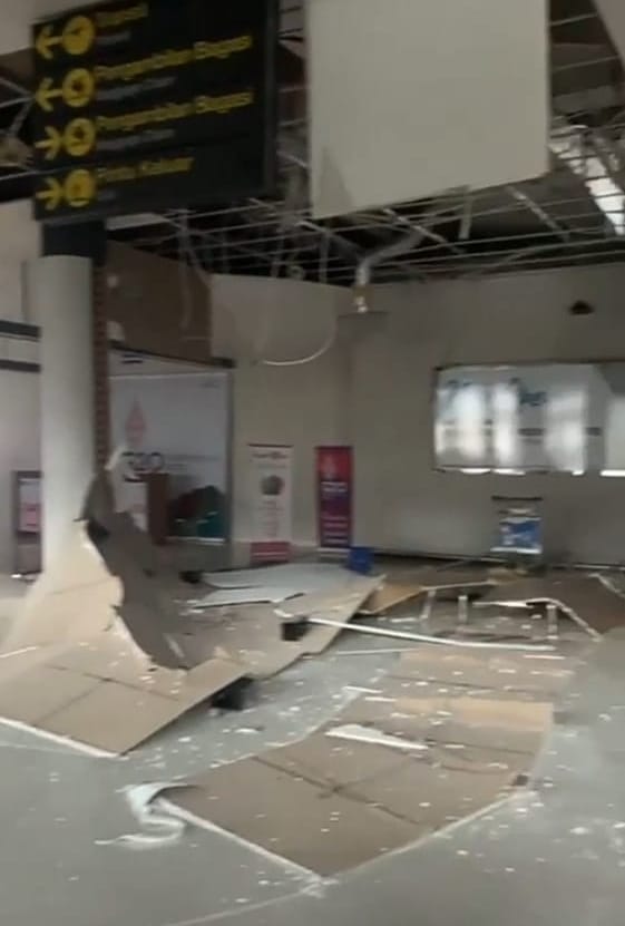 Reruntuhan material plafon gedung bandara Komodo. (FOTO/Rio)