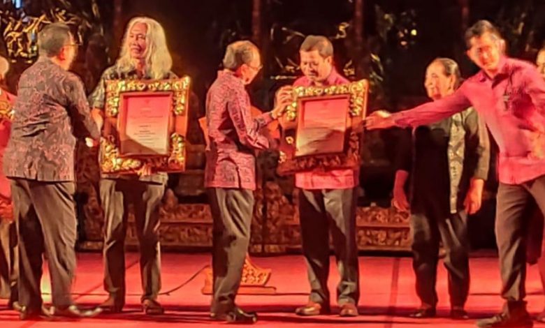 Prof. Darma Putera menerima Anugerah “Bali Jani Nugraha” dari Gubernur Bali Wayan Koster saat Acara Penutupan Festival Bali Jani 2022 di Taman Budaya Art Centre, Denpasar, Minggu (23/10/2022) malam. (ist/unud)