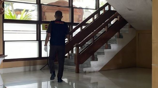 Terkait dugaan penyalahgunaan pungutan kepada calon Mahasiswa Universitas Udayana melalui jalur mandiri, Kejaksaan Tinggi Bali menggeledah Kampus Unud. (FOTO/Ari)