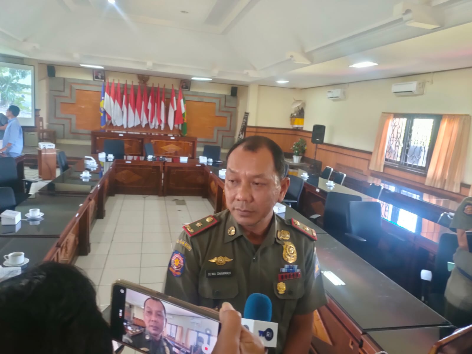 Kepala Satpol PP Provinsi Bali Dewa Nyoman Rai Dharmadi, beri keterangan Pers saat acara jumpa media di Kantor Satpol PP Bali bilangan Renon, Selasa (1/11/2022).