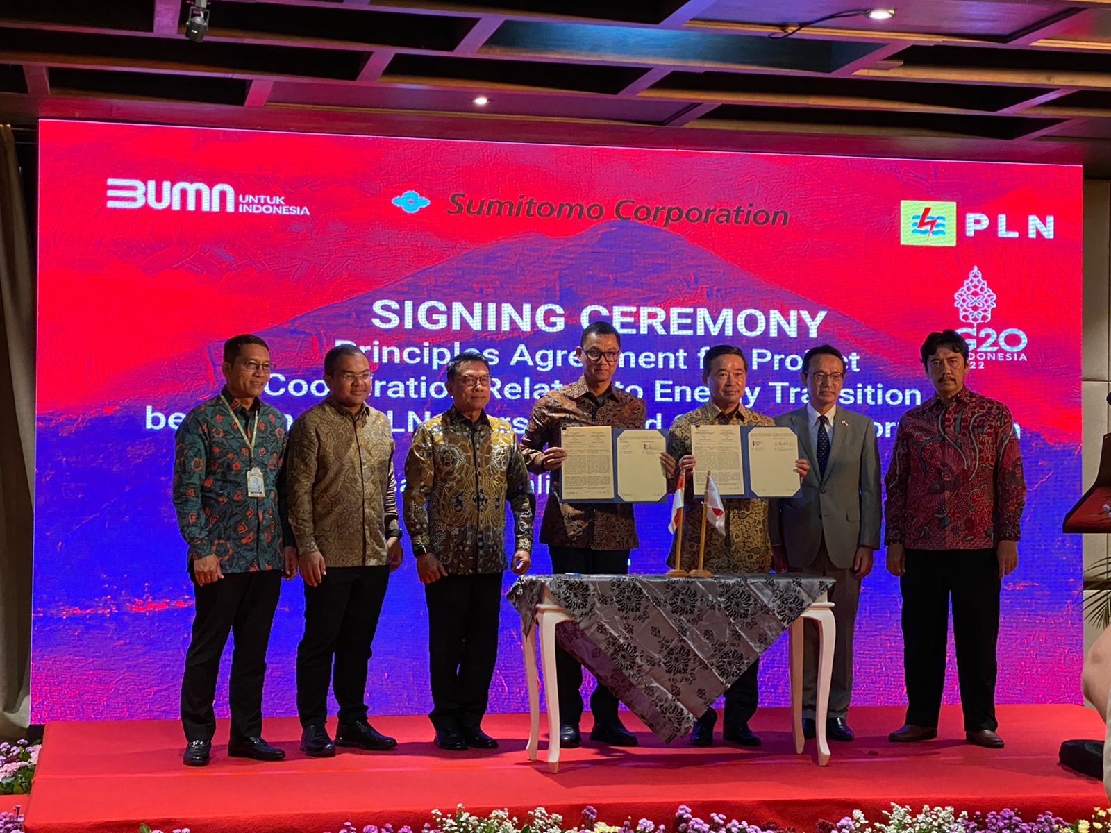 The Signing  Ceremony of Principles Agreement for Project Cooperation Related  to Energy Transition between PLN and Sumitomo Corporation yang digelar di sela-sela perhelatan G20 di Hotel  Intercontinental Sanur Denpasar, Minggu (13/11). 