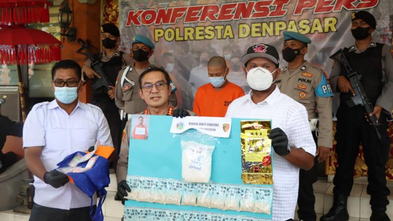 Kapolresta Denpasar Kombes Pol Bambang Yugo Pamungkas memperlihatkan barang bukti (BB) narkoba berupa 2 ribu butir ekstasi dan 1kg sabu milik tersangka Andi Prayitno yang ditangkap Jumat (25/11) lalu di Kuta.