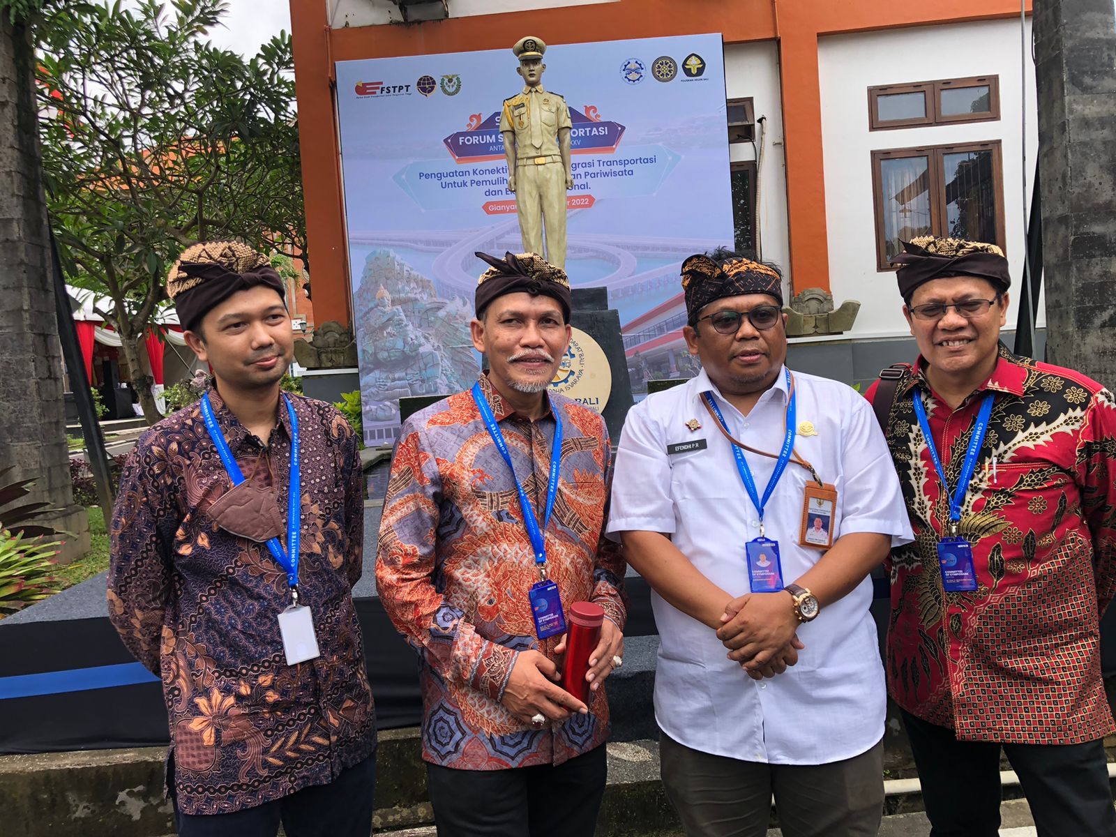 Para nara sumber Simposium Forum Studi Transportasi antar Perguruan Tinggi (FSTPT) ke XXV Tahun 2022 yang diselenggarakan Poltrada Bali berfoto bersama usai acara simposium. 