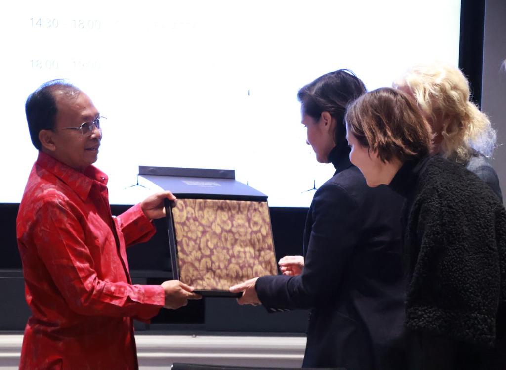 Gubernur Bali, Wayan Koster serahkan salah satu kain endek Bali kepada Manajemen Christian Dior di Rumah Mode Christian Dior Paris. 