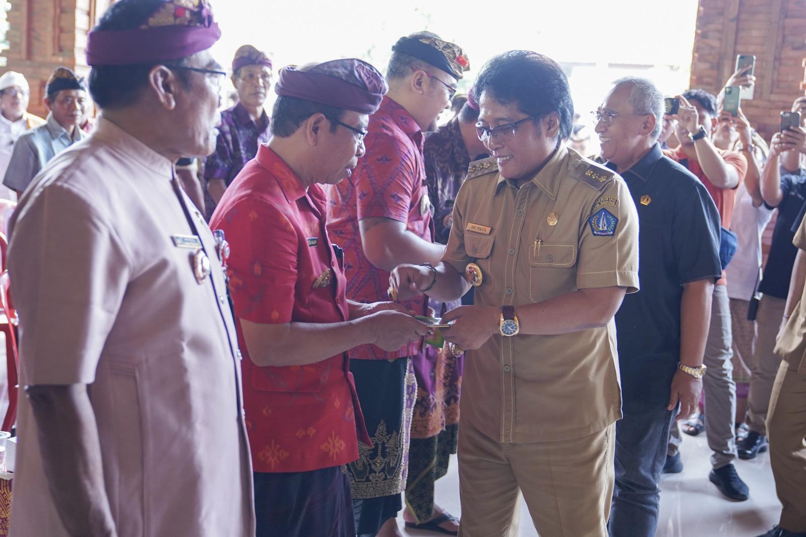 Bupati Nyoman Giri Prasta saat menyerahkan dana BKK di Kecamatan Petang, Kecamatan Mengwi dan Kecamatan Abiansemal, Senin (27/2). 