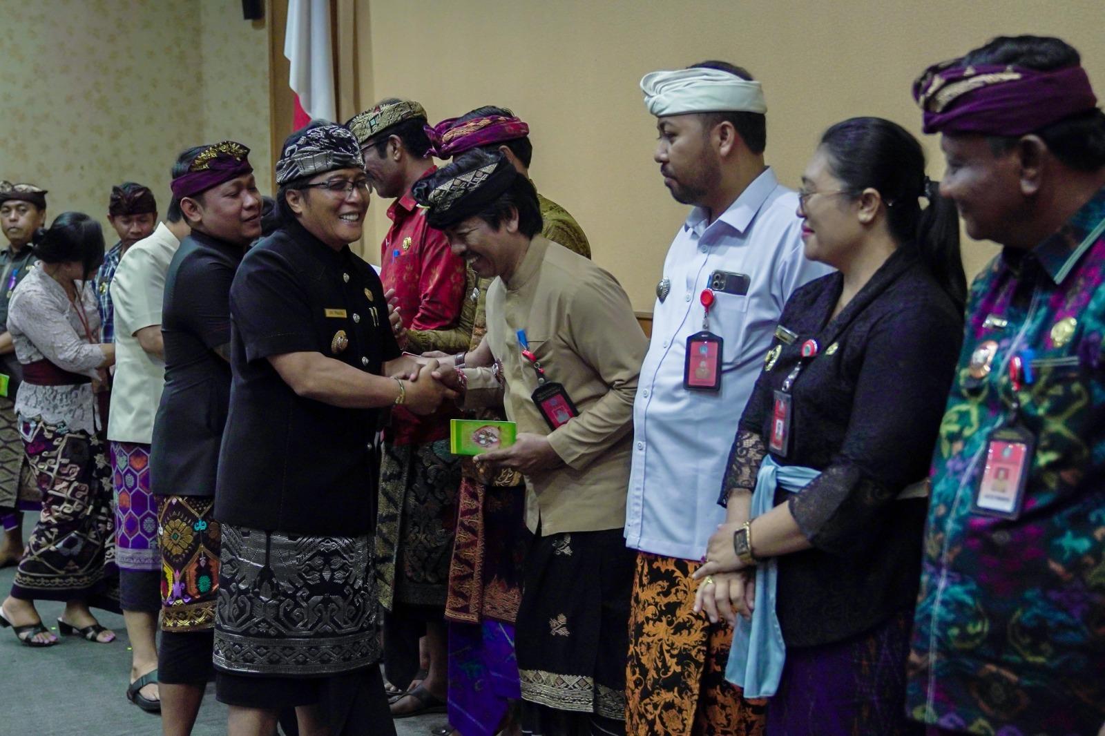 Bupati Badung I Nyoman Giri Prasta menyerahkan BKK Operasional TPS3R Desa Tahun Anggaran 2023, di Ruang Kertha Gosana Puspem Badung, Kamis (23/2).
