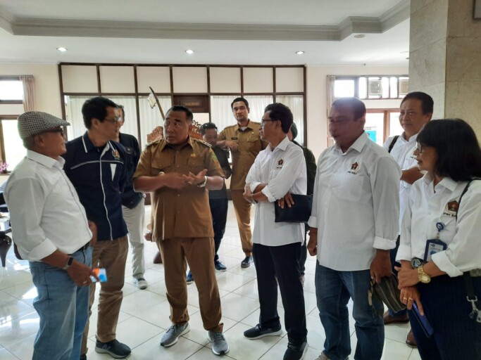 Pengurus PWI Bali berbincang santai usai audiensi dengan Bupati Jembrana I Nengah Tamba terkait Peringatan HPN Tahun 2023 Tingkat Provinsi Bali yang akan dipusatkan di Jembrana.