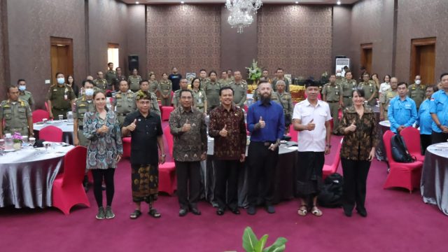 Sekda Provinsi Bali Dewa Made Indra membuka workshop yang digelar Satpol PP Bali bekerja sama dengan Yayasan BAWA, Selasa (21/2/2023).