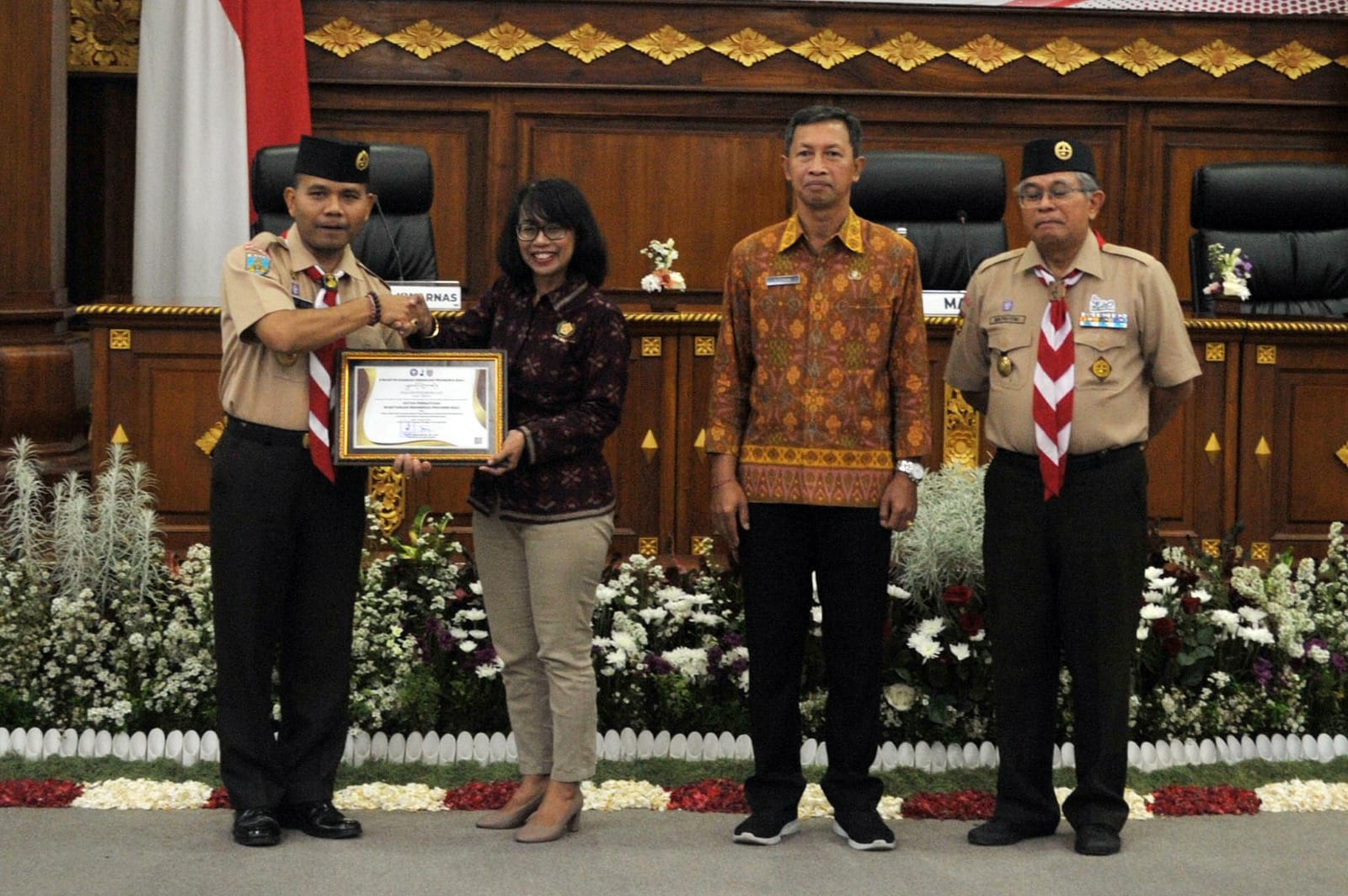 Wakil Ketua Bidang Hubungan Antar Lembaga Ni Nyoman Astini mewakili PWI Bali menerima penghargaan dari Ketua Kwarda Bali Dr. I Made Rentin. (Foto/hms)
