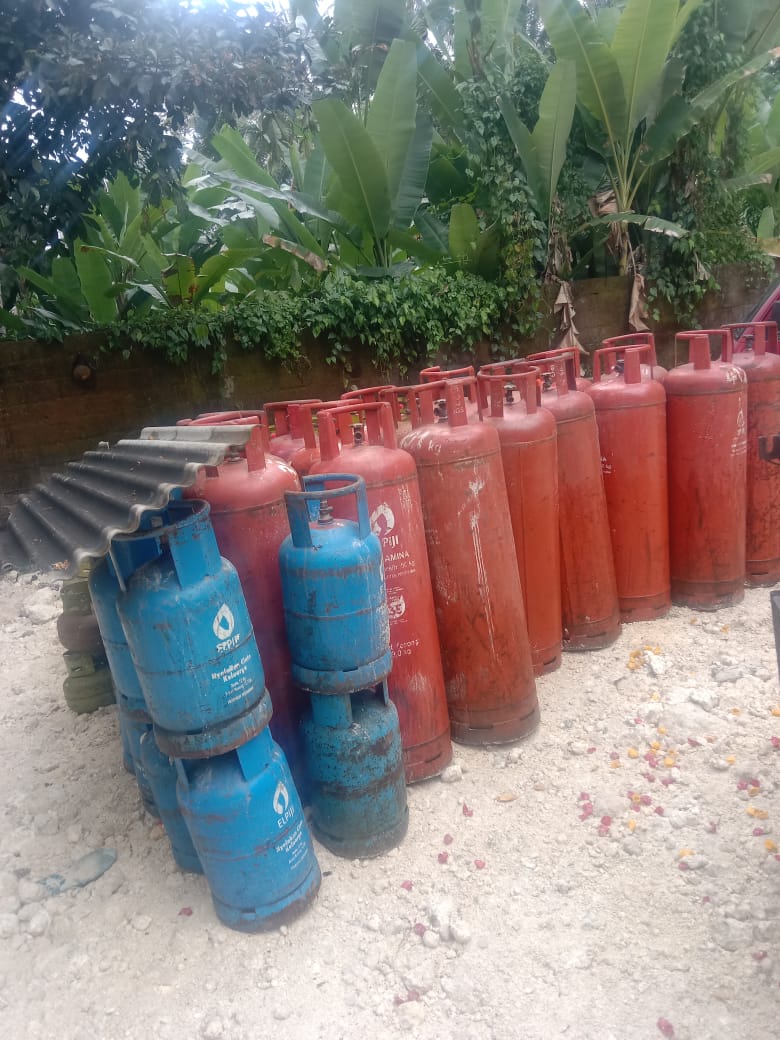 Puluhan tabung gas elpiji yang diduga oplosan Gudang Pengoplosan Gas Elpiji di Desa Sobangan- Mengwi.