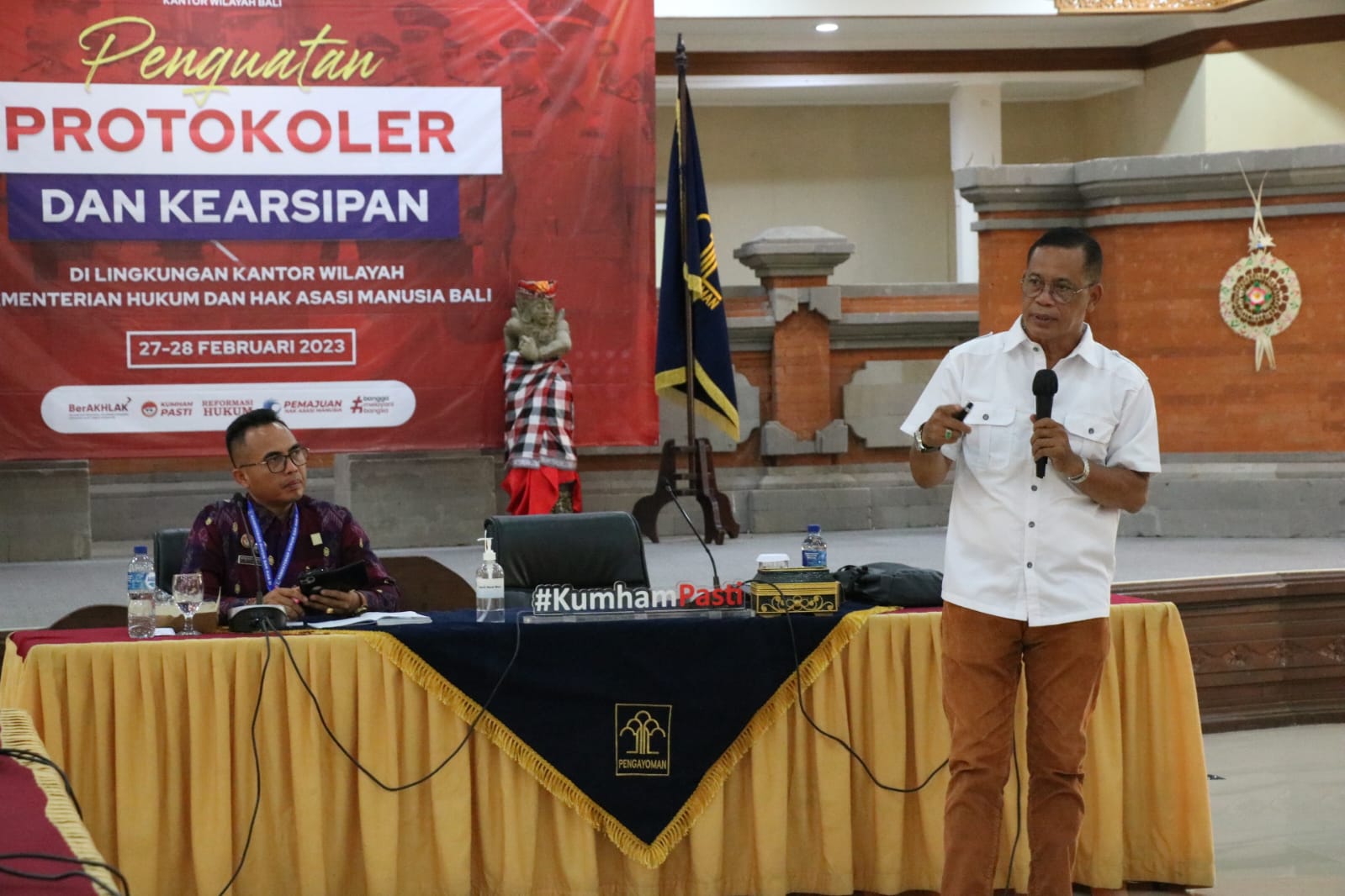 Ketua SMSI Bali, Emanuel Dewata Oja (berdiri) tengah menyampaikan literasi dan teknik penulisan berita kepada staf Humas Kanwil Kumham Bali, di kantor Kumham bali Selasa 28 Februari 2023. 