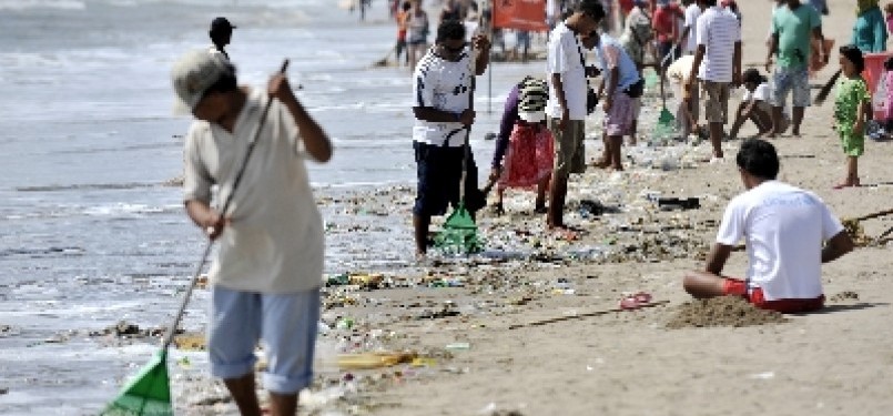 Ini adalah kegiatan spontanitas masyarakat beberapa waktu lalu membersihkan sampah-sampah kiriman yang berserakan dan membuat pantai kuta jadi terlihat jorok.