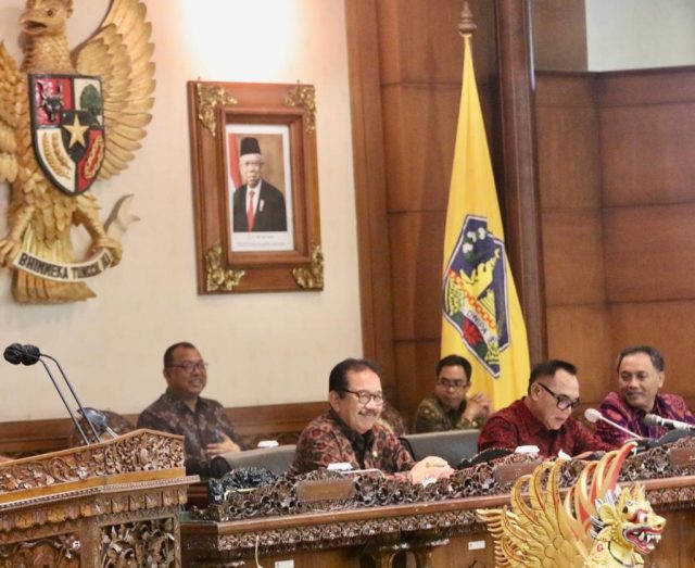 Wakil Gubernur Bali, bersama Ketua DPRD Bali, Nyoman Adi Wiryatama saat memimpin rapat Paripurna DPRD Bali pada Senin 27 Februari 2023 di Gedung DPRD Bali. 