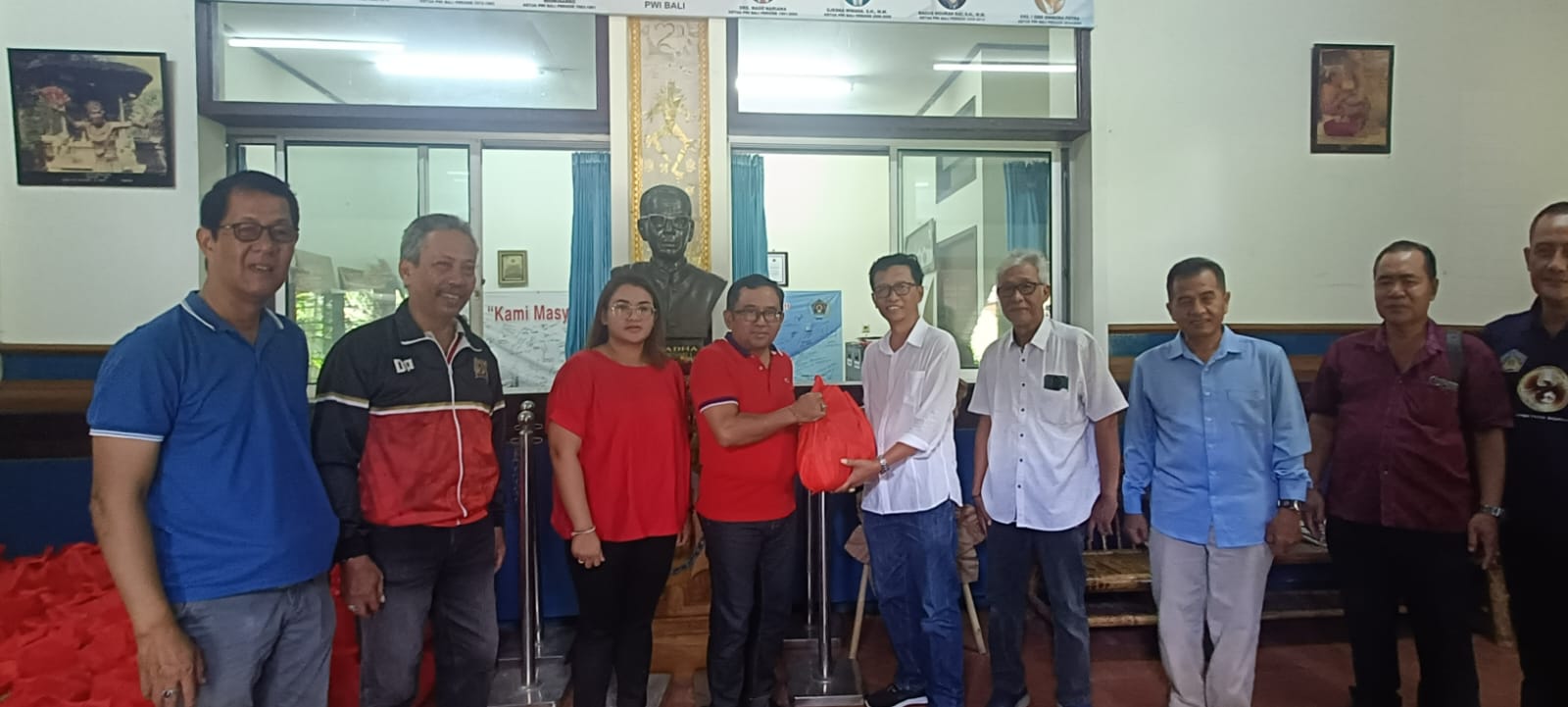 Anggota DPR RI, Agung Rai Wirajaya secara simbolis menyerahkan sembako sebanyak 250 paket kepada masyarakat yang membutuhkan, melalui PWI Bali, yang diterima langsung Ketua PWI Bali, IGMB Dwikora Putra pada Rabu 19 April 2023 di Gedung PWI Bali. 