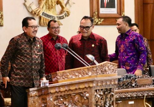 Wakil Gubernur Bali, Tjokorda Arta Ardana Sukawati alias Cok Ace memberikan penjelasan tentang pengajuan Ranperda kepada Ketua DPRD Bali, Nyoman Adi Wiryatama. 