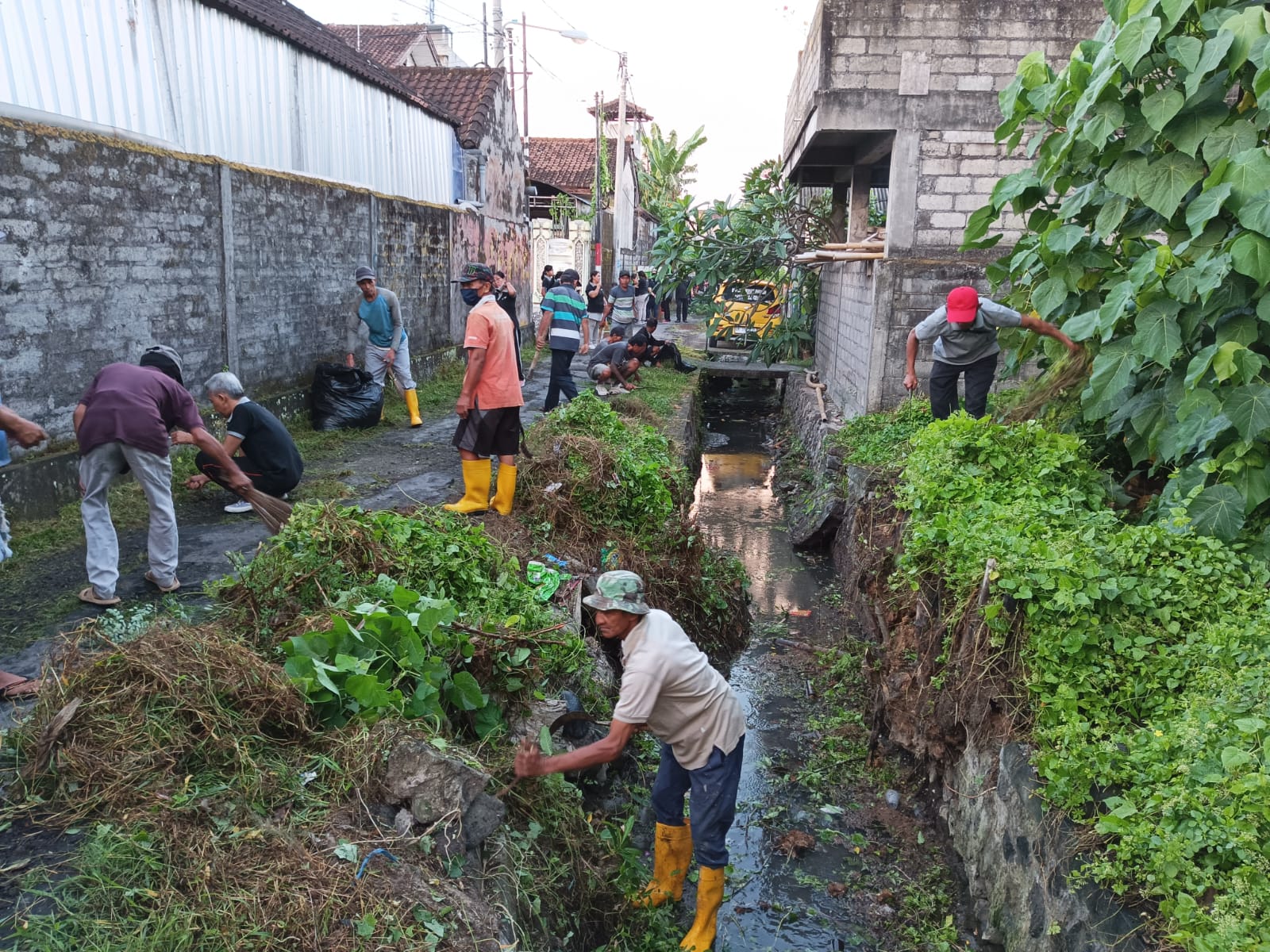 Aksi pembersihan di sepanjang aliran sungai di kawasan Jl. Cok Agung Tresna I, Denpasar Timur, yang diikuti aparat Desa dan sejumlah masyarakat setempat pada Jumat 9 Juni 2023. 