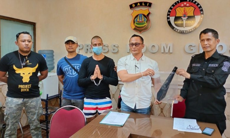 TCF (pakai masker) saat diamankan ke Polda Bali dan dilakukan pemeriksaan mengaku kelaparan, tidak punya perbekalan sehingga melakukan penghadangan terhadap mobil Polri dan merusaknya.
