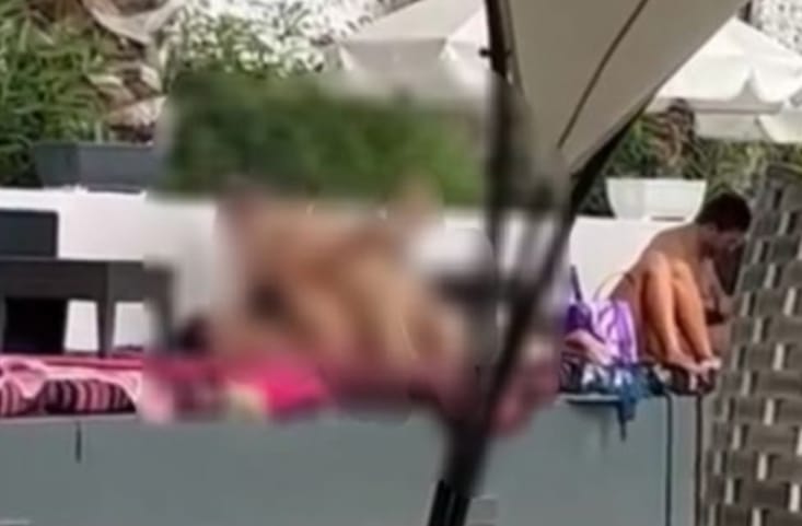 Screenshot video mesum sepasang bule, yang dilakukan di pinggir kolam renang sebuah hotel di Bali. 