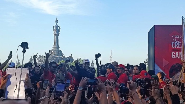 Warga seputaran Kota Denpasar memanfaatkan acara Creative Fun Walk Bersama Ganjar untuk rebutan foto selfy dengan sang Calon Presiden dari PDIP.