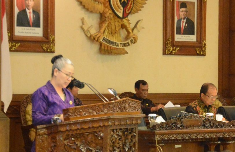 Juru bicara Fraksi Gabungan, Grace Anastasia Surya saat membacakan pemandangan Fraksinya dalam Raat Paripurna DPRD Bali yang diselenggarakan pada senin 26 Juni 2023 di gedung sidang utama DPRD Bali. 