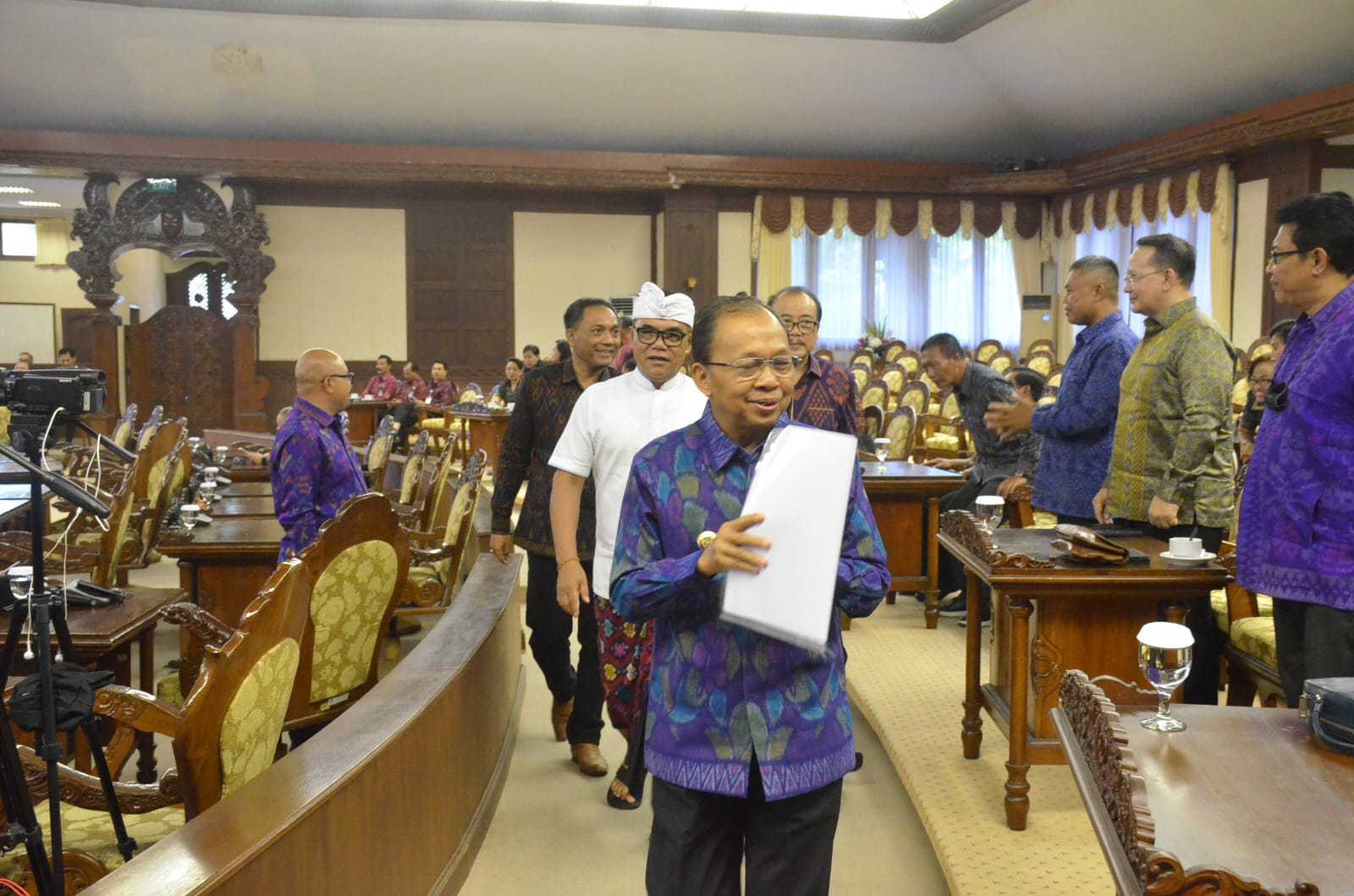 Gubernur Bali, Wayan Koster didampingi ketua DPRD Bali, Nyoman Adi Wiryatama saat memasuki ruangan sidang utama DPRD Bali guna mengikuti sidang Paripurna dengan Agenda Ranperda Haluan Pembangunan Bali masa depan, 100 Tahun Bali era Baru 2025-2125 pada Rabu, 28 Juni 2023. 