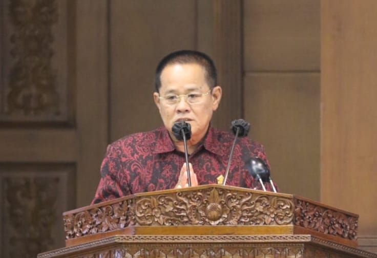 Juru bicara Fraksi Golkar Bali, I Wayan Rawan Atmaja, saat menyampaikan pandangan Fraksi Golkar dalam sidang Paripurna DPRD Bali yang diselenggarakan Senin, 12-6-2023 di Ruang Sidang Utama DPRD Provinsi Bali. 