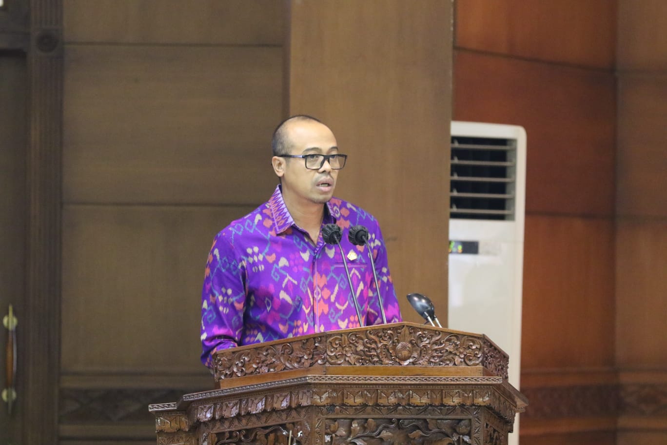 Juru bicara Fraksi Demokrat DPRD Bali, I Komang Nova Sewi Putra saat membacakan pandangan umum Fraksi Partai Demokrat Bali saat Rapat Paripurna ke-18 Masa Persidangan II Tahun Sidang 2023, Senin, 12-6-2023 di Ruang Sidang Utama DPRD Provinsi Bali.