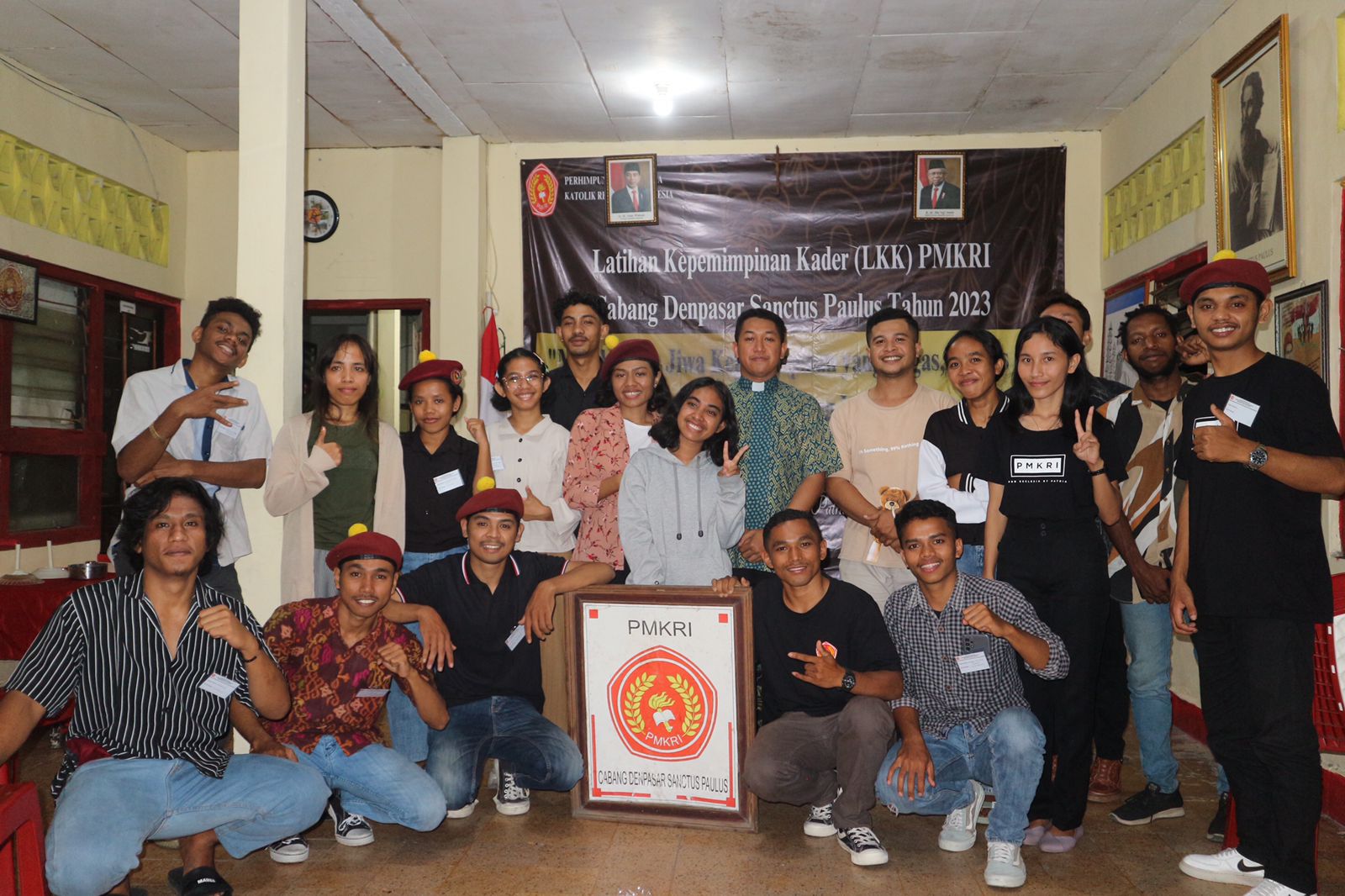 Para peserta LKK PMKRI Cabang St. Paulus Denpasar sempatkan diriberpose bersama dengan nara sumber setelah selesai membawakan materi Pelatihan. 