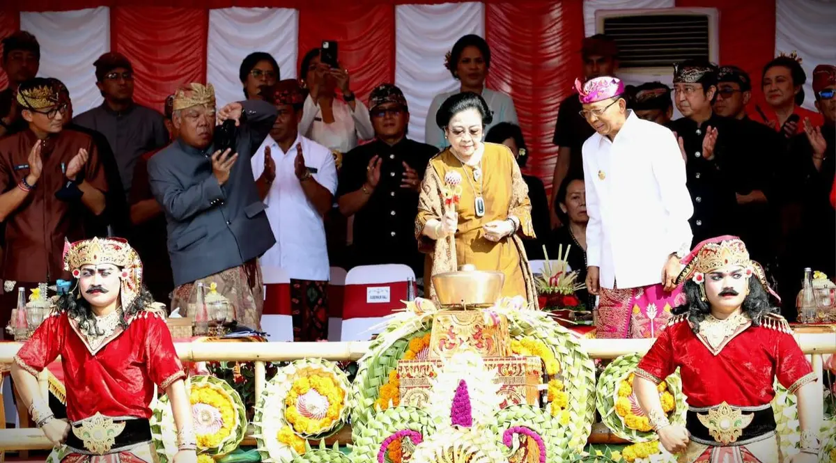 Ketua Umum DPP PDI Perjuangan, Megawati Soekarno Putri didampingi Ketua DPD PDI Perjuangan Bali yang tak lain adalah Gubernur Bali, Wayan Koster membuka secara resmi penyelenggaraan PKB 2023 di pelataran monumen Bajra Sandi, Renon Denpasar Minggu 18 Juni 2023.