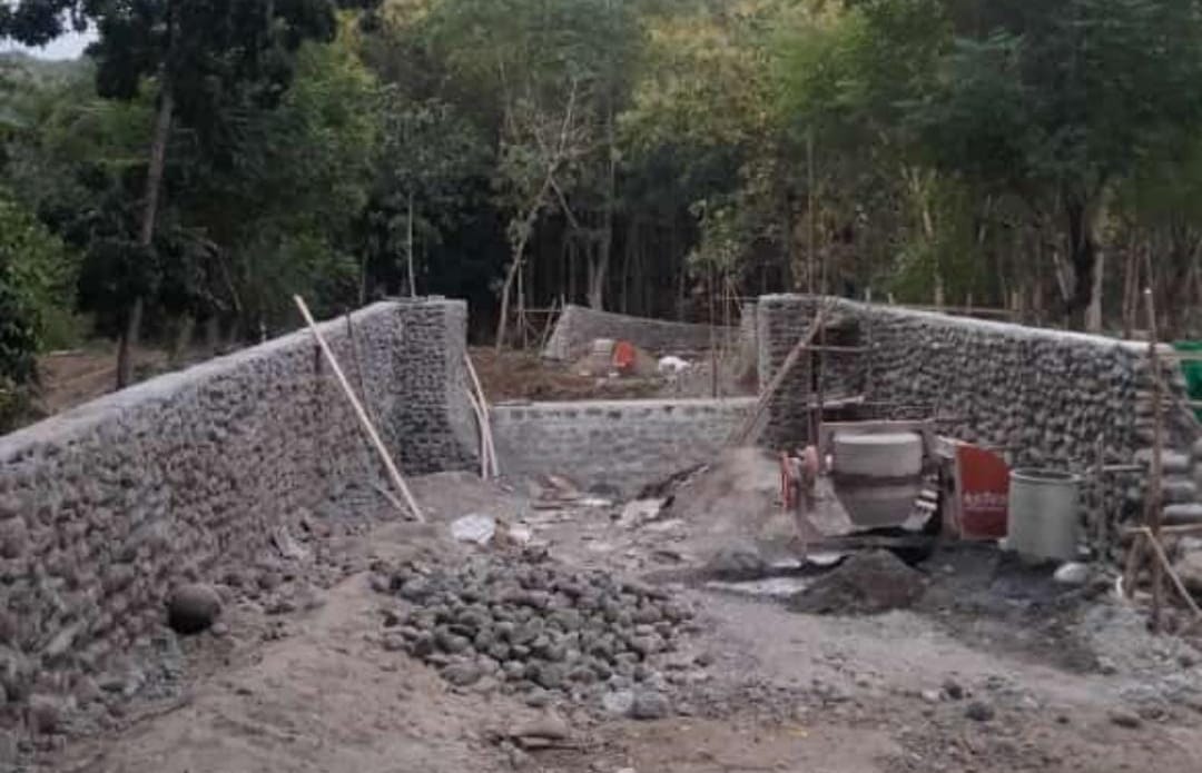 Salah satu Jembatan yang sedang dalam proses pembangunan di Kecamatan Satar Mese kabupaten Manggarai yng diduga menggunakan material pasir galian c ilegal 