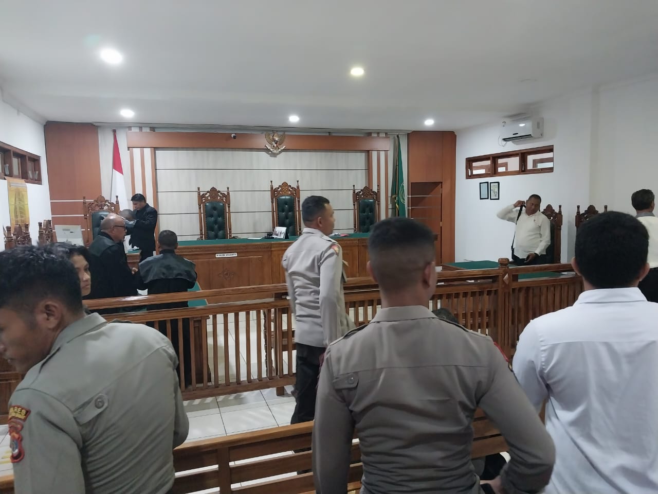 Suasana ruangan sudang di PN Labuan Bajo usai sidang putusan Praperadilan Kasus Wae Wuul. 