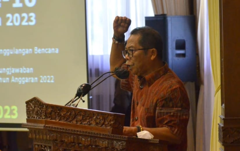 Tjokorda Gede Agung, S.Sos membacakan penjelasan DPRD Bali terhadap inisiatif DPRD Bali tentang Penanggulangan Bencana di Ruang Sidang Utama DPRD Provinsi Bali, Senin, 5 Juni 2023. 