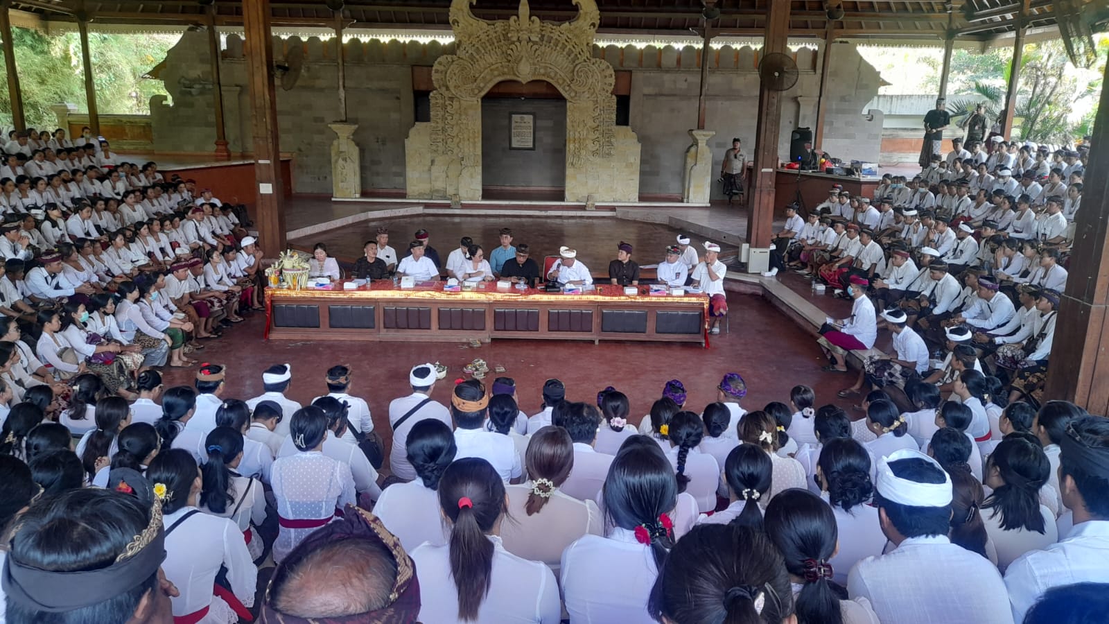 Ratusan tenaga kontrak Penyuluh Bahasa Bali, berdialog dengan Komisi IV DPRD Bali, yang dipimpin Gusti Putu Budiarta di Wantilan DPRD Bali Kamis 27 Juli 2023. 