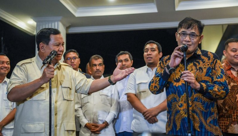 Capres Partai Gerinrda, Prabowo Subianto bersama politisi PDIP, Budiman Sujatmiko saat menggelar jumpa pers bersama di kediaman Prabowo Subianto. 