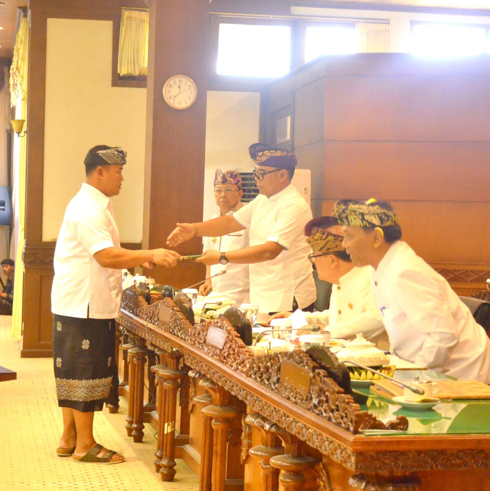 Juru bicara Fraksi Partai Gerindra I Ketut Juliarta menyerahkan dokumen pandangan umum fraksi Gerindra kepada Ketua DPRD Bali, Adi Wiryatama dalam rapat paripurna DPRD Bali ke-28, pada Senin 17 Juli 2023. 