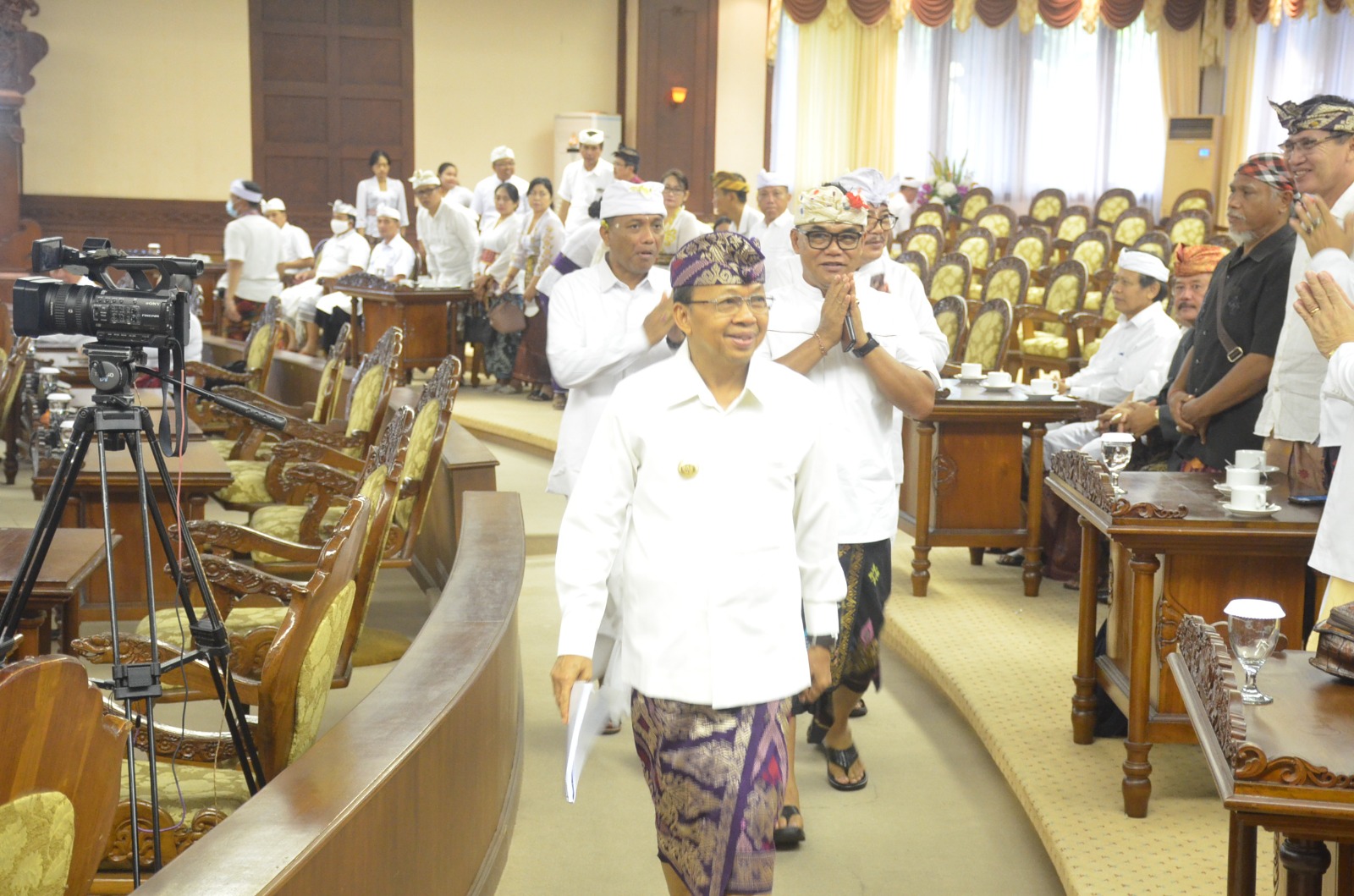 Gubernur Bali, Wayan Koster didampingi Ketua DPRD Bali, Nyoman Adi Wiryatama menghadiri rapat Paripurna DPRD Bali pada Senin 3 -7-2023 di Ruang Sidang Utama Provinsi Bali. 