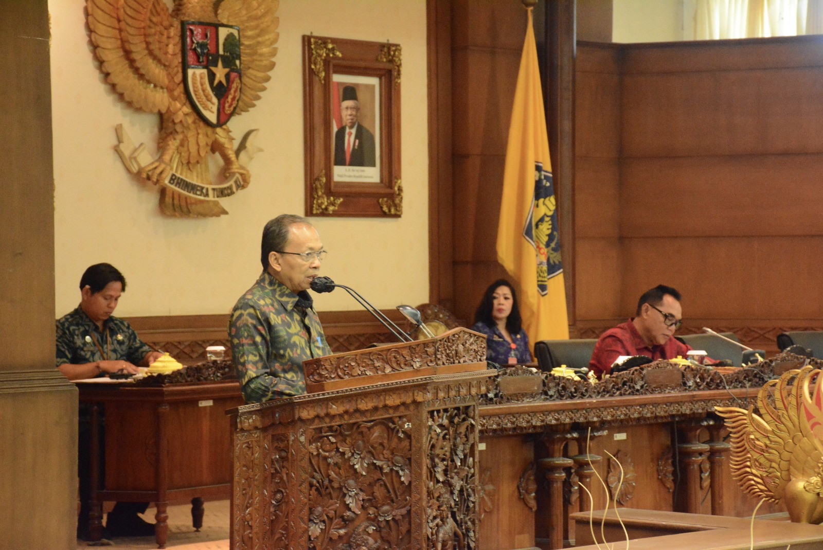Gubernur Bali, Wayan Koster menyampaikan tiga Raperda Provinsi Bali dalam rapat Paripurna DPRD Bali, Rbu, 12 Juli 2023.