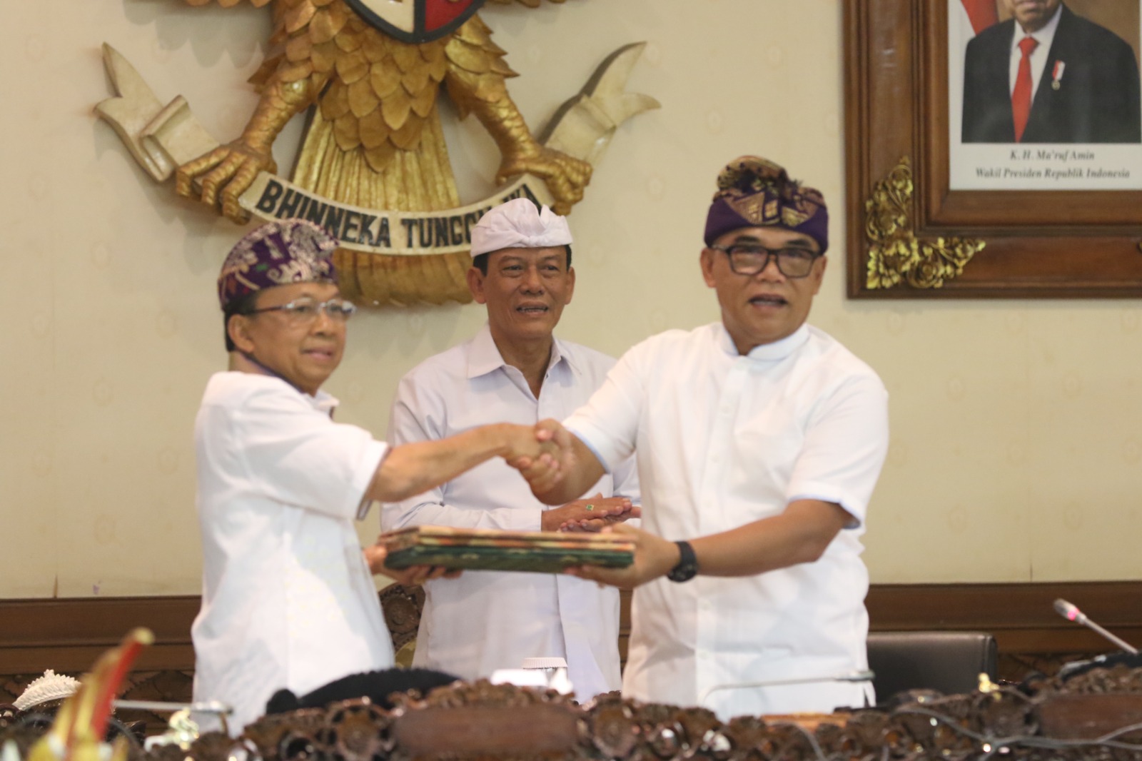 Gubernur Bali, Wayan Koster (kiri) menyerahkan dokumen tiga Ranperda kepada Ketua DPRD Bali, Adi Wiryatama dalam Rapat Paripurna DPRD Bali ke-28, pada Senin 17 Juli 2023.
