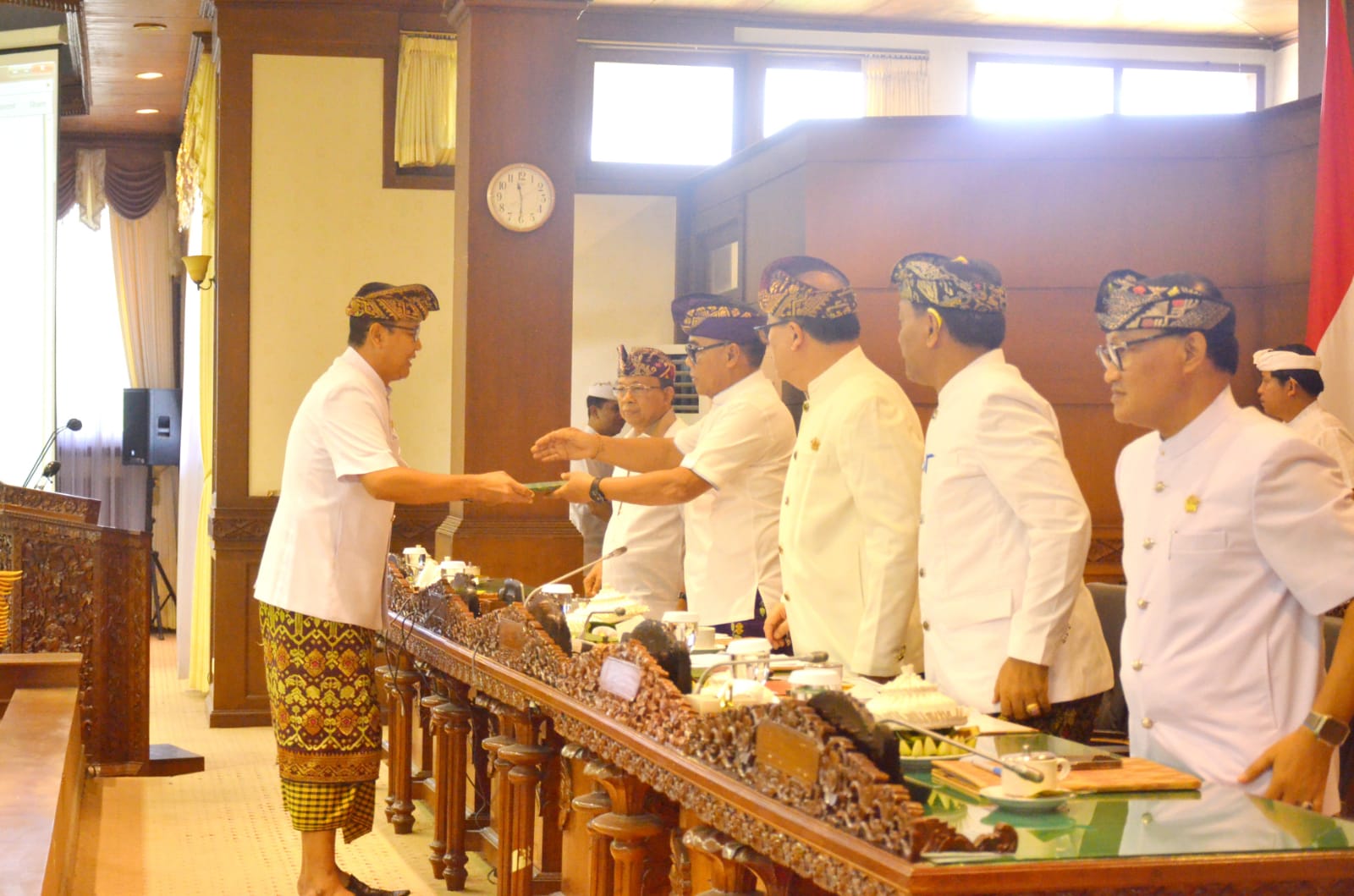 Juru Bicara Fraksi Partai Golkar DPRD Bali, I Made Suardana menyerahkan dokumen pandangan umum Fraksi Golkar DPRD Bali yang diterima ketua DPRD Bali, Adi Wiryatama.